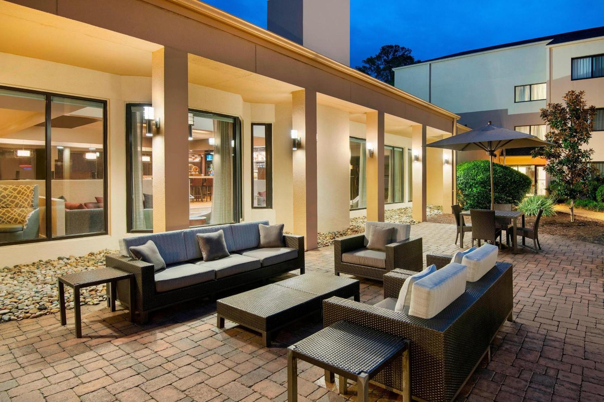 Courtyard By Marriott Savannah Midtown Екстериор снимка