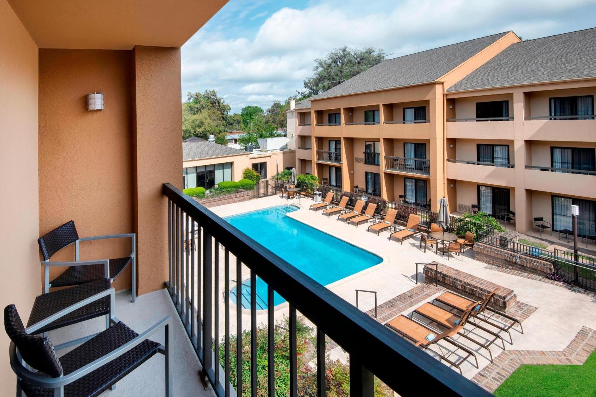 Courtyard By Marriott Savannah Midtown Екстериор снимка