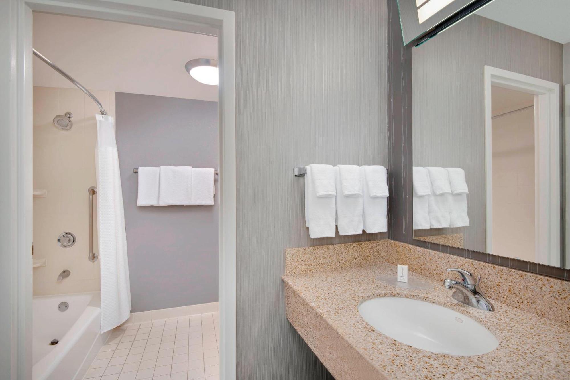 Courtyard By Marriott Savannah Midtown Екстериор снимка