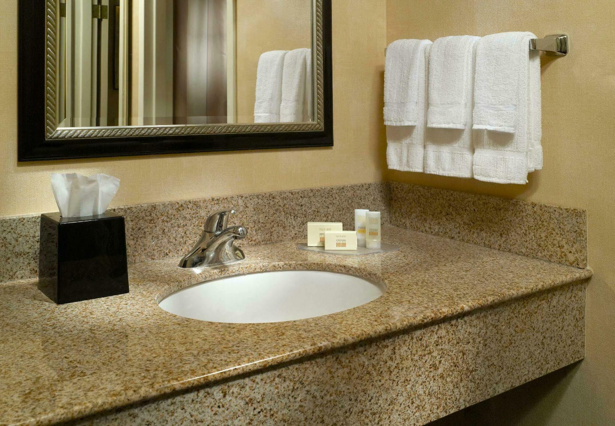 Courtyard By Marriott Savannah Midtown Екстериор снимка