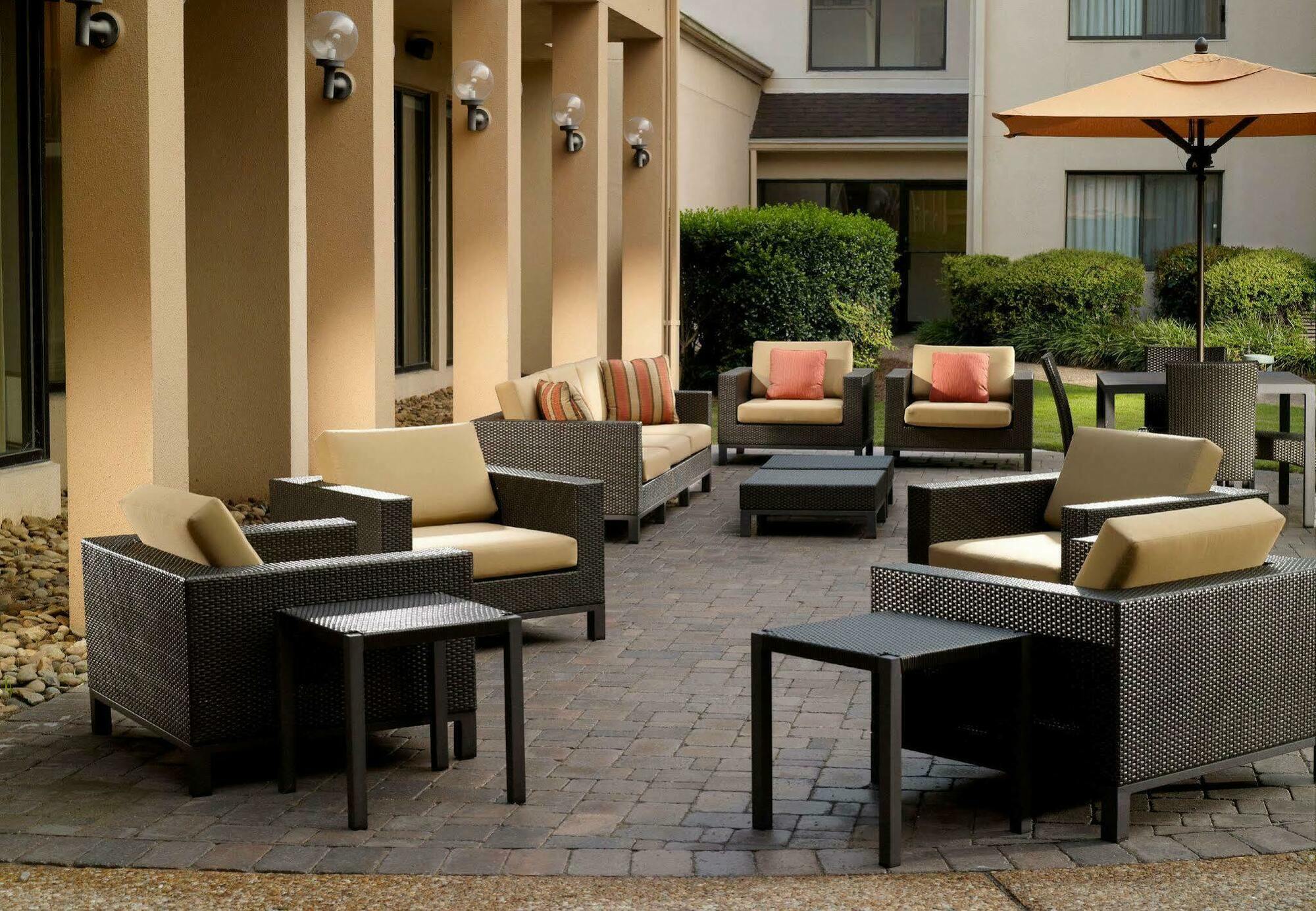 Courtyard By Marriott Savannah Midtown Екстериор снимка